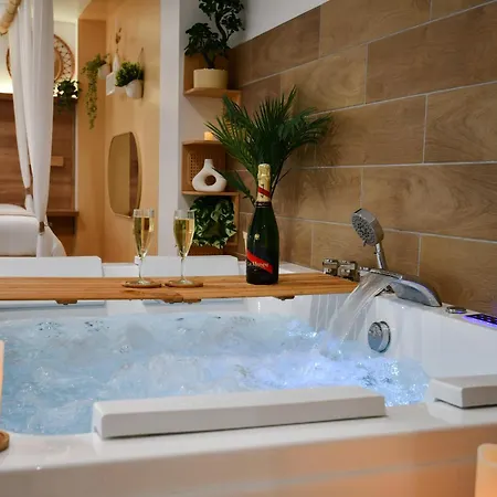 Apartment La Gioya - Room, Jacuzzi, Baldaquin *