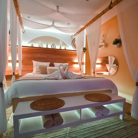 Апартаменты La Gioya - Room, Jacuzzi, Baldaquin Ла-Сейн-сюр-Мер
