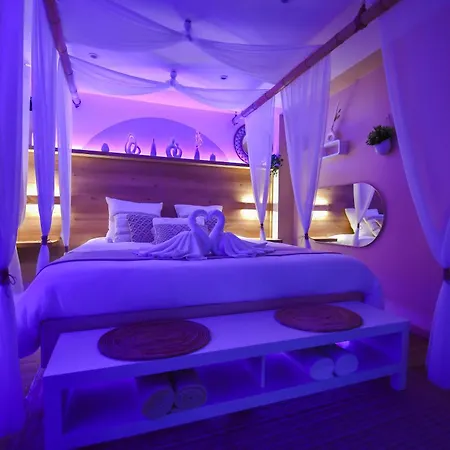 아파트 La Gioya - Room, Jacuzzi, Baldaquin 라센느쉬르메르