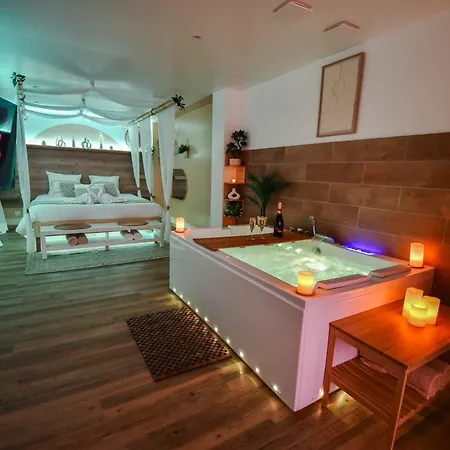 Апартаменты La Gioya - Room, Jacuzzi, Baldaquin Ла-Сейн-сюр-Мер