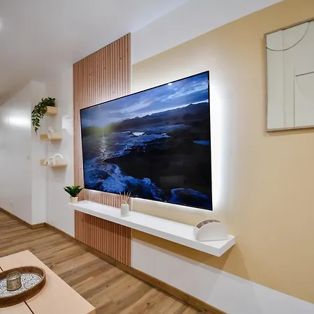 Апартаменты La Gioya - Room, Jacuzzi, Baldaquin Ла-Сейн-сюр-Мер