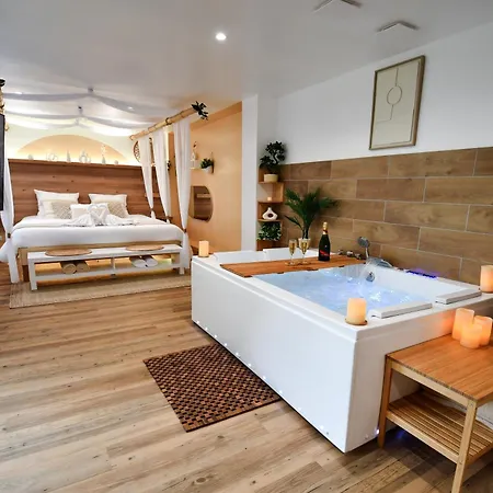 La Gioya - Room, Jacuzzi, Baldaquin 아파트